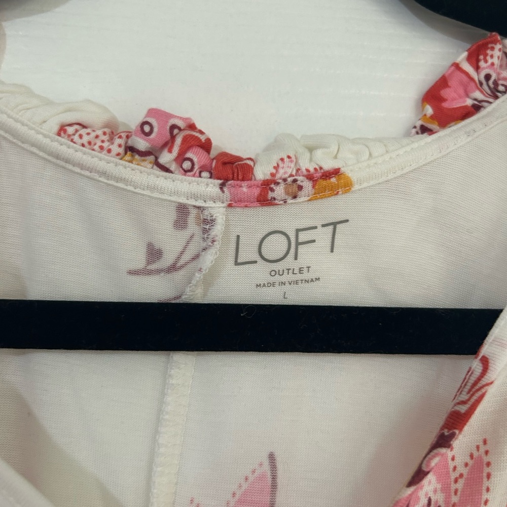 Floral flowy v-neck shirt - Picture 2 of 3